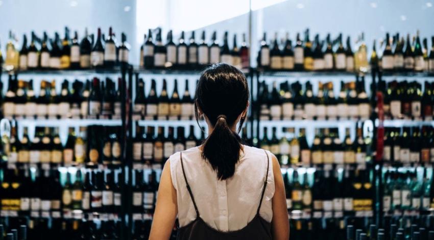 Estudio revela que 1 de cada 4 chilenos considera que no es dañino que un menor tome alcohol
