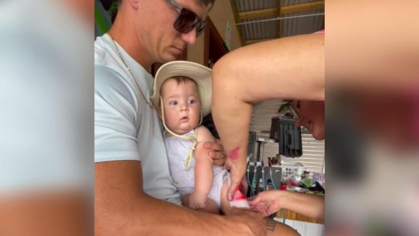 VIDEO | Critican a pareja por hacerle un "tatuaje" a su bebé de 6 meses