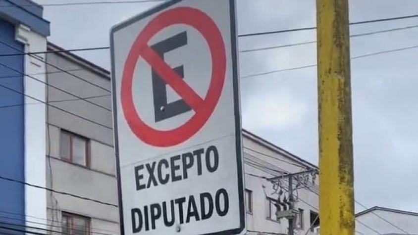 Denuncian que se instaló carteles para estacionamiento exclusivo de diputados en Puerto Montt