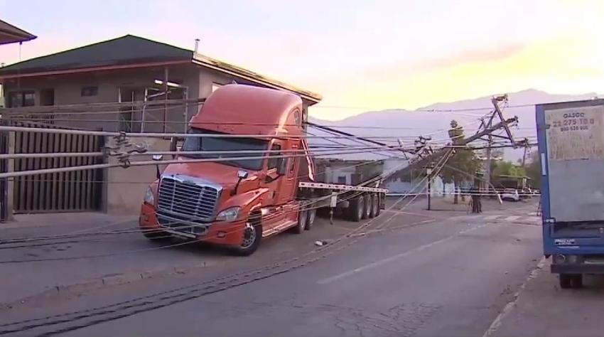 Camión arrasa con cables y bota al menos 10 postes de luz en San Joaquín