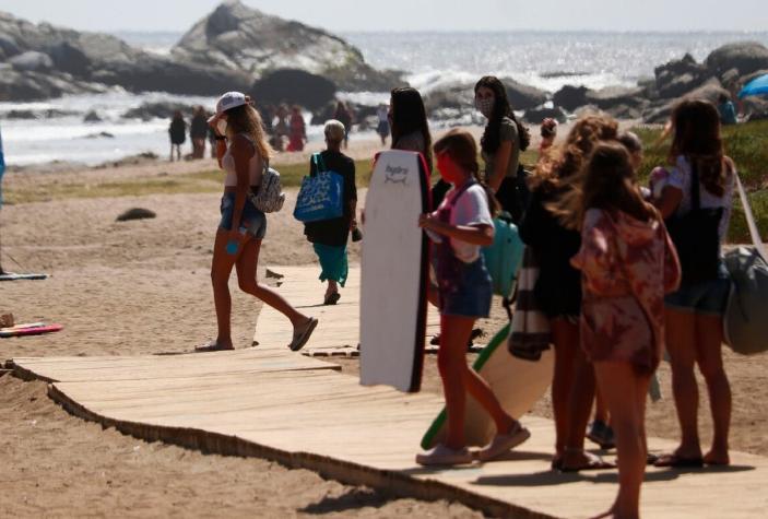 Alcalde de Zapallar busca imponer "toque de queda" para menores de edad durante el verano