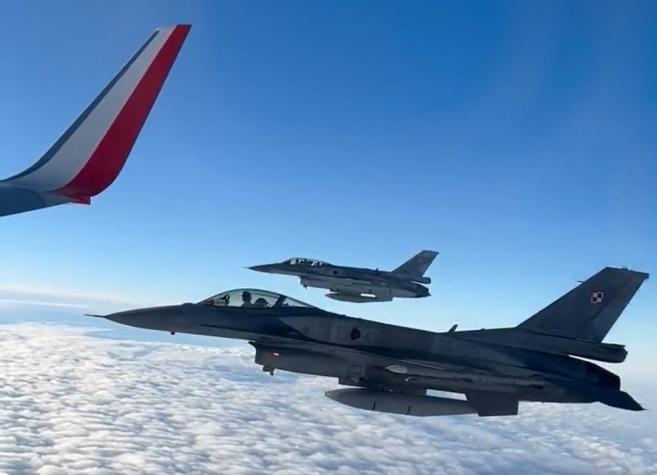 Selección de Polonia fue escoltada por dos aviones F16 rumbo al Mundial de Catar