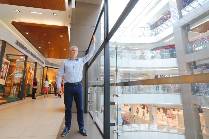 Mall Costanera Center reemplaza rejas por defensas de cristal de 2,5 metros para evitar suicidios