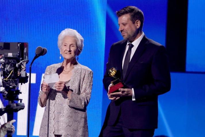 "Nunca es tarde": cantante de 95 años se lleva el Grammy Latino a artista revelación