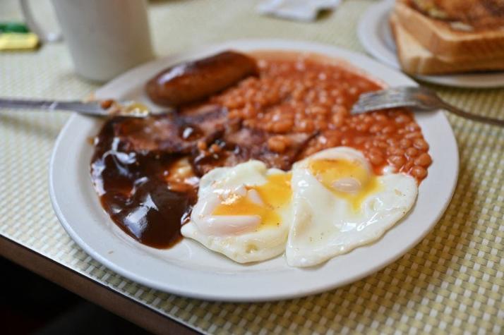 Reino Unido entra en pánico por escasez de huevos: peligra el desayuno clásico