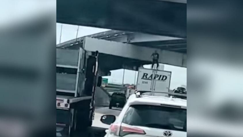 Hombre muere tras subirse a bailar encima de camión en movimiento: Chocó con un puente