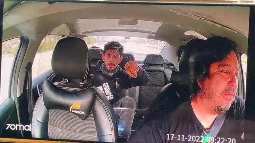[VIDEO] De pasajero a delincuente en segundos: chofer escapó de asalto de su vehículo