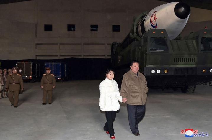 Kim Jong Un supervisa junto a su hija lanzamiento de misil intercontinental