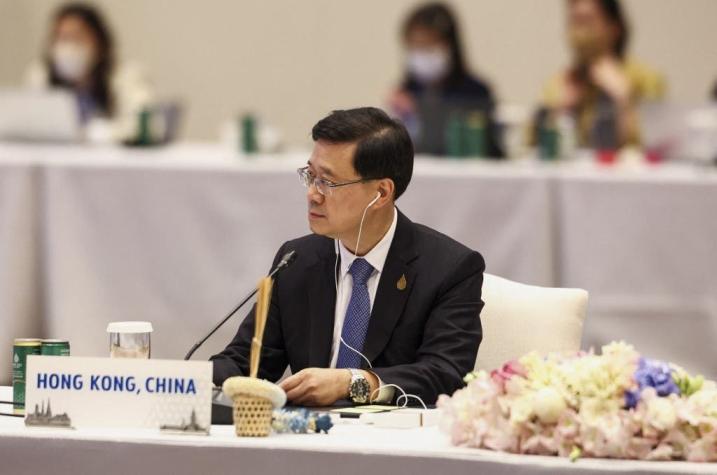 Líder de Hong Kong da positivo a COVID-19 tras reunirse con Xi Jinping en APEC