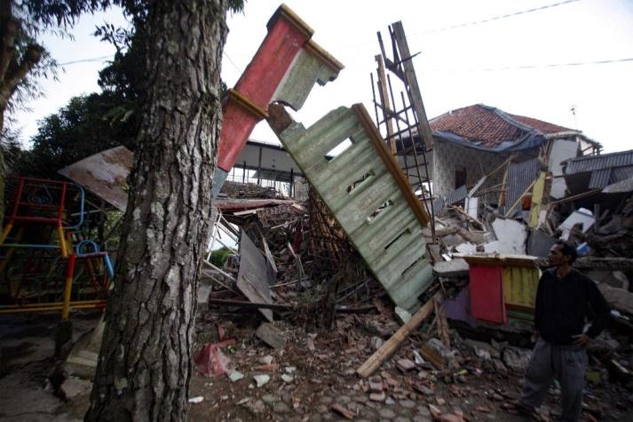 Sube a 162 el balance de muertos por sismo en Indonesia