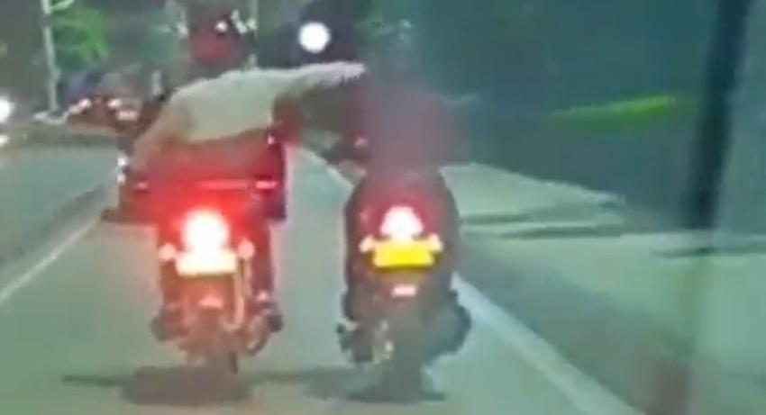 VIDEO | Mujer sufre el robo de su celular y se venga atropellando al "motochorro"