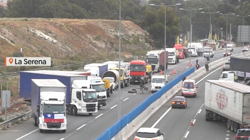 [VIDEO] De Arica a Paine camioneros toman Ruta 5: Gobierno dice que movilización no tiene fundamento