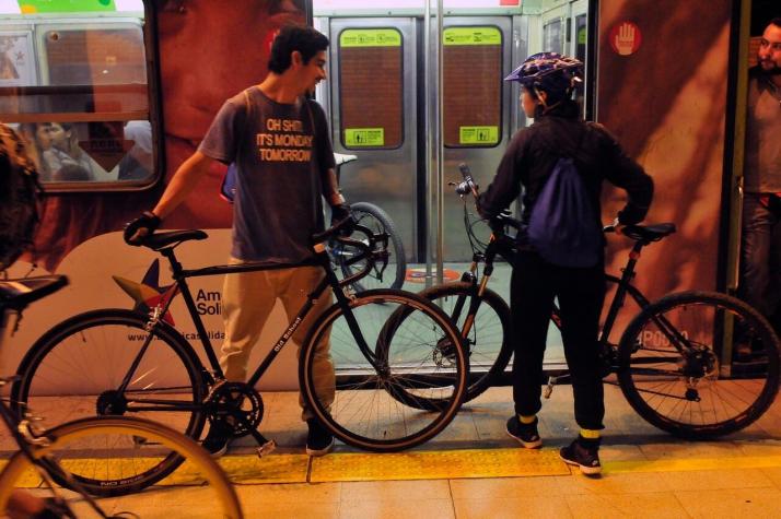 Atención ciclistas: Todos los domingos se podrá subir la bici al Metro de Santiago