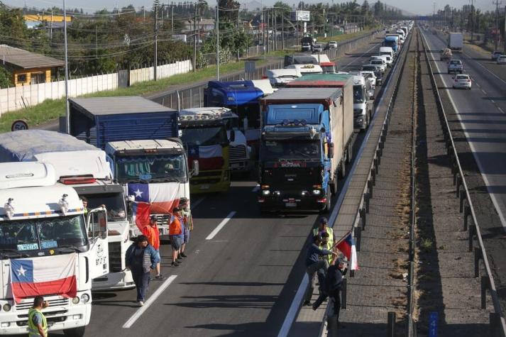Camioneros piden mantenerse en la berma y no bloquear la ruta antes de reunión con el gobierno