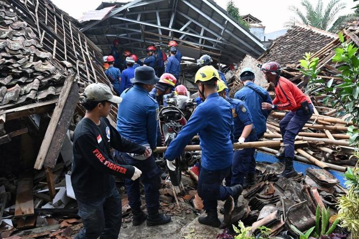 Un niño de 6 años rescatado con vida dos días después del sismo en Indonesia