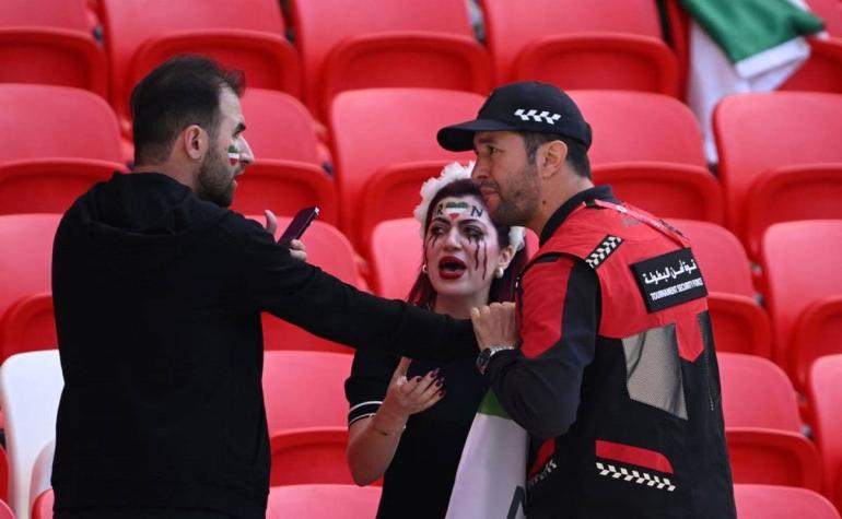 La historia detrás de la foto viral de una mujer iraní protestando en el partido entre Irán y Gales