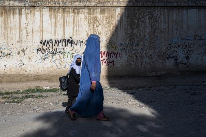 ONU investiga trato de talibanes a mujeres como "crimen contra la humanidad"
