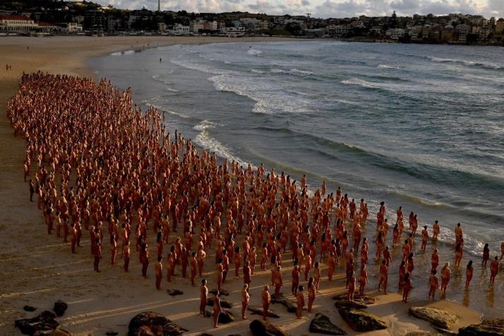 Tunick otra vez: Miles de personas se desnudan por arte en icónica playa de Sídney