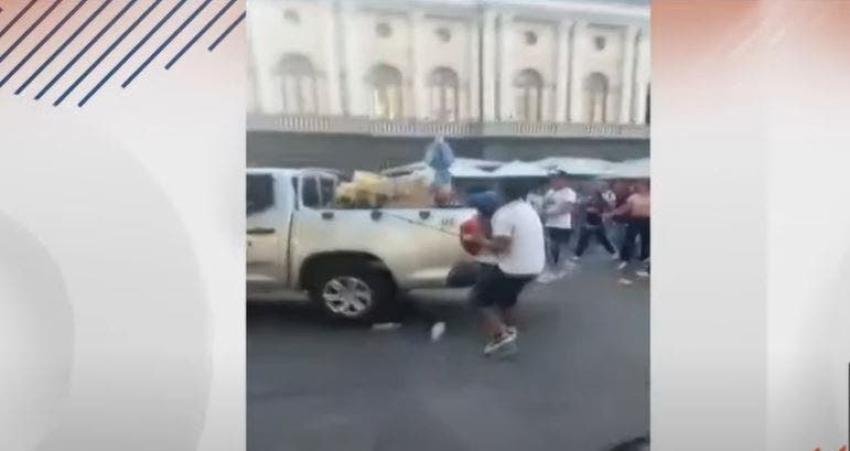 [VIDEO] Ambulantes agreden a inspectores municipales en Plaza de Armas de Santiago