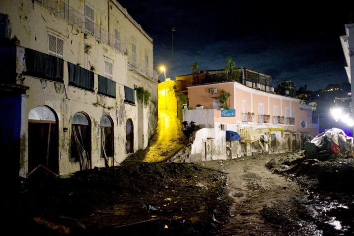 Rescatistas buscan desaparecidos tras deslizamiento en Italia que dejó una muerta