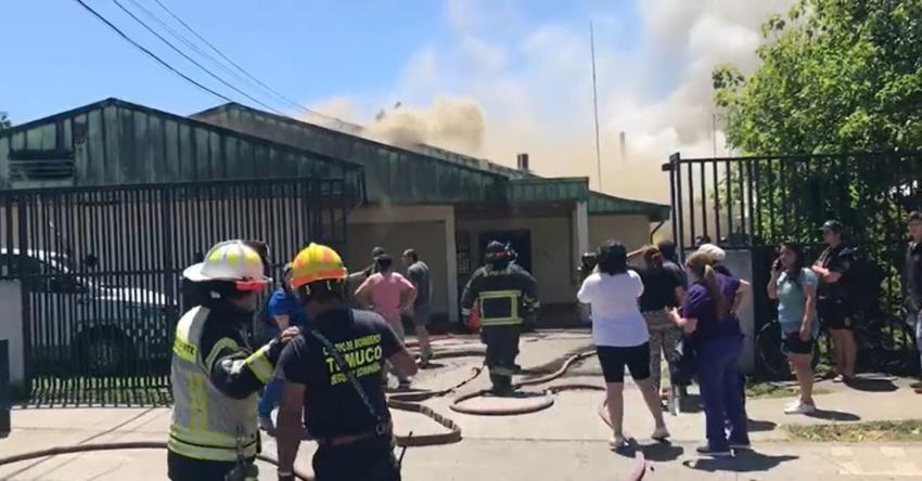 Incendio destruyó completamente Cesfam de Temuco