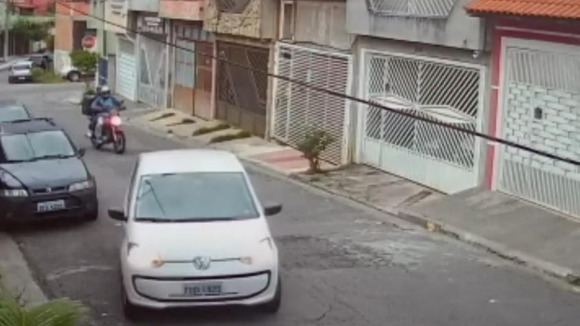 VIDEO | Conductor atropelló a dos motochorros que querían asaltarlo cuando llegaba a su casa