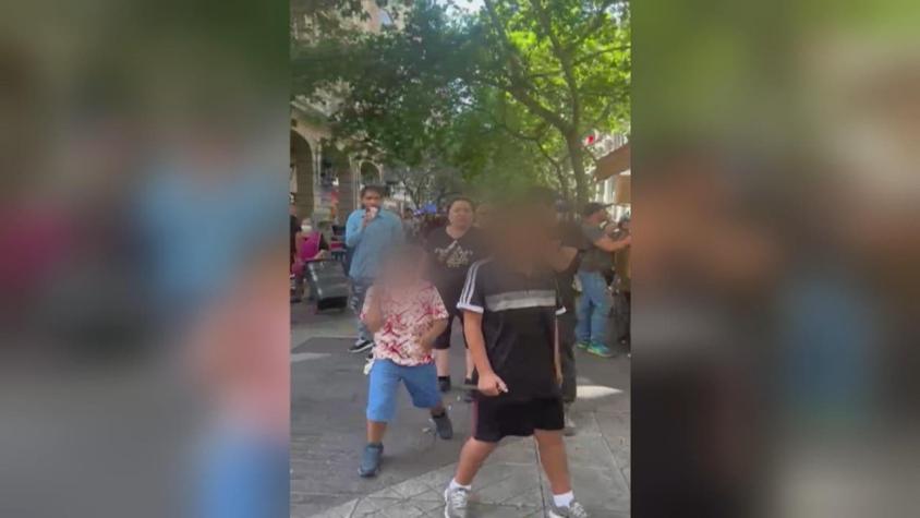 Detienen a madre de los niños que fueron grabados con cuchillos en el centro de Santiago