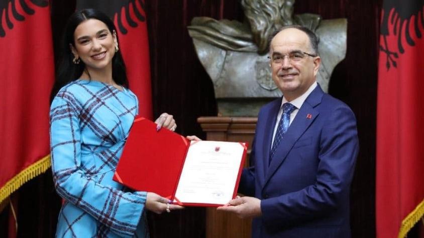 Dua Lipa: por qué la estrella del pop británica recibió la ciudadanía albanesa