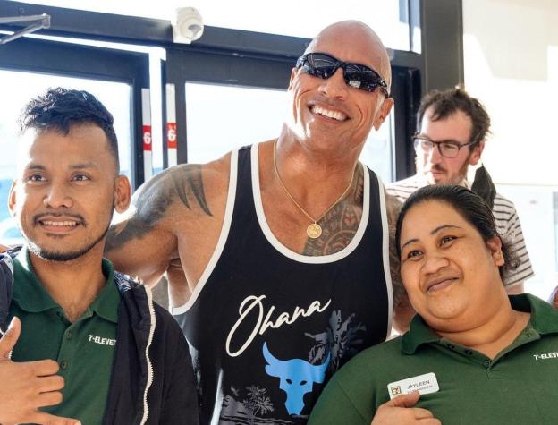 El valioso gesto de Dwayne Johnson en su regreso a la tienda donde robaba Snickers cuando niño