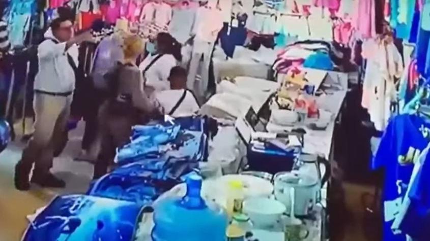 [VIDEO] Cámaras de seguridad captan a madre guiando a su hijo para robar en mall chino
