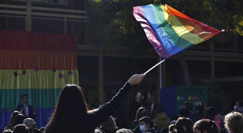 Colegio en Til Til retira anuario de cuarto medio tras denuncia de lesbofobia contra estudiante