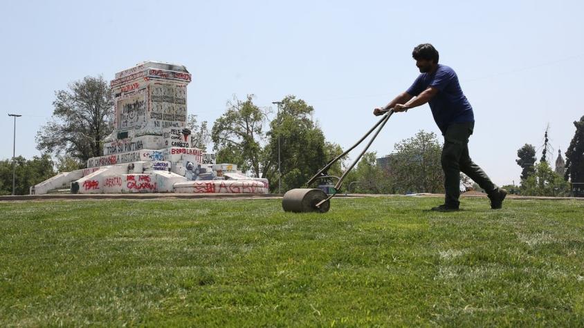 [FOTOS] Vuelve el color verde: Inician reinstalación de pasto en Plaza Italia
