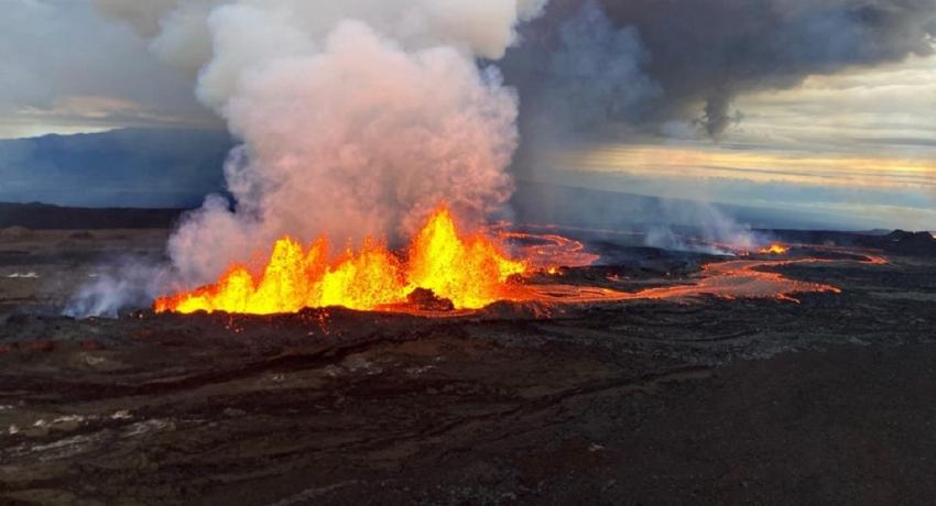 Las apocalípticas imágenes aéreas de Mauna Loa: así se ve la erupción del volcán más grande de mundo