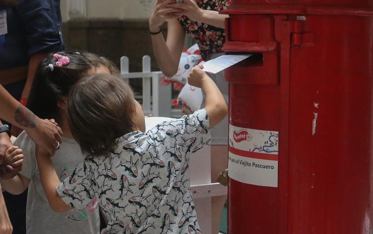 Correos Chile lanza su campaña de Navidad 2022: Cómo leer las cartas y enviar un regalo a un niño