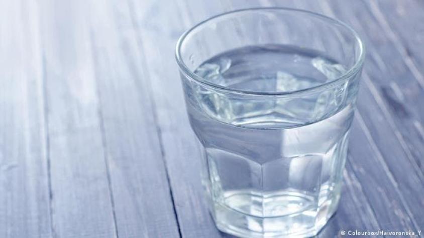 Estudio desmitifica que el ser humano necesita beber dos litros de agua al día