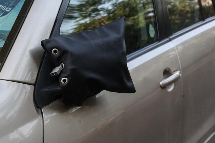 Vecinos colocan candados en espejos de sus autos para evitar robos