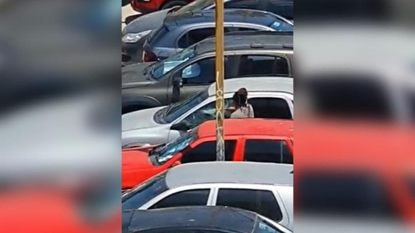 VIDEO | Denuncian que cuidadora de autos rompía ventanas a martillazos en San Bernardo