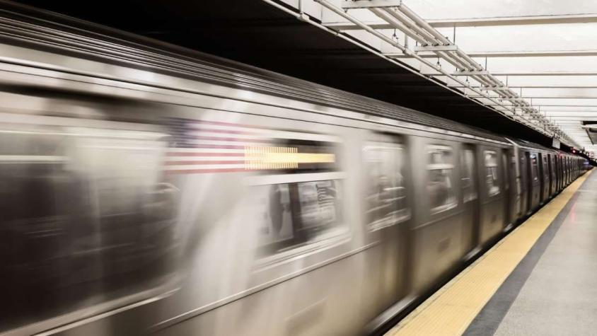 Adolescente muere tras caerse del techo de un vagón del metro cuando estaba "surfeando"