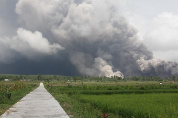 Indonesia evacúa a cerca de 2.000 personas por la erupción del volcán del Monte Semeru