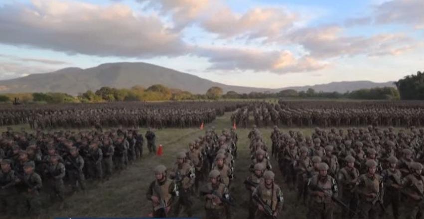 [VIDEO] Militares rodean una ciudad para capturar pandilleros en El Salvador