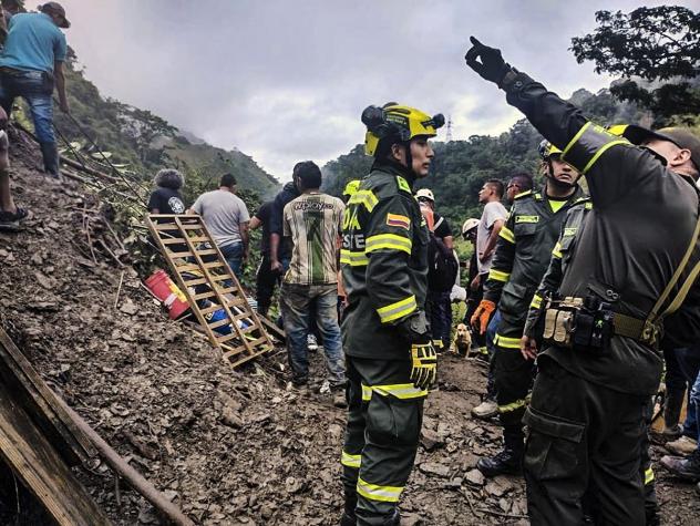 Tres muertos y una veintena de atrapados por alud de tierra en Colombia: Menor de edad falleció