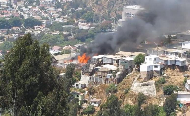 Bomberos combate incendio en casa de Viña del Mar: Evalúan propagación de llamas a otras viviendas