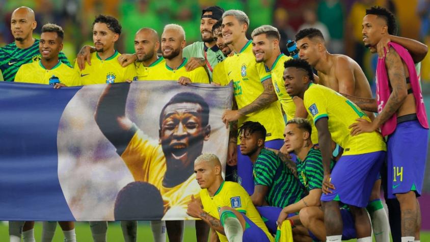 El homenaje del plantel de Brasil a Pelé tras la clasificación a los cuartos de final del Mundial