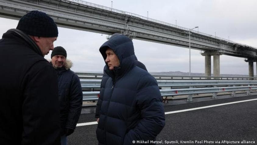 Presidente ruso Vladimir Putin visita el puente de Crimea
