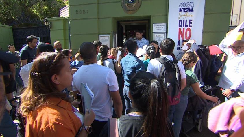 [VIDEO] Filas desde la madrugada en la Embajada de Venezuela para retirar documentos