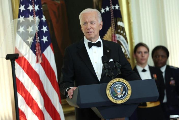 "Podemos hacerlo de nuevo": Biden promete otra vez prohibir fusiles de asalto