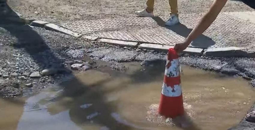 [VIDEO] Vecinos de Maipú están cansados de fugas de agua y baches en las calles