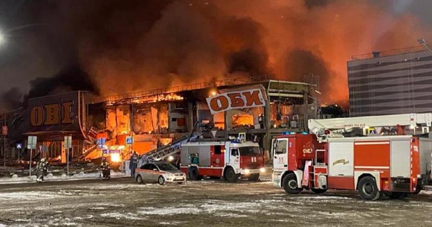 Moscú combate enorme incendio en un suburbio