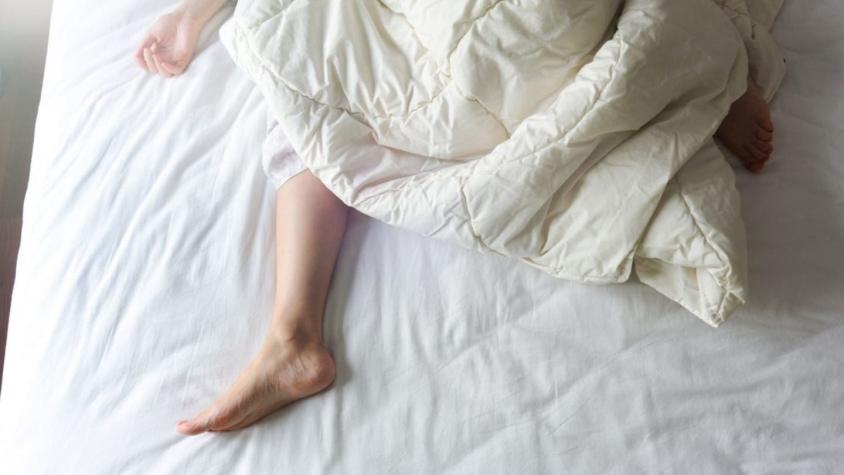 ¿Con o sin pijama?: Expertos dan recomendaciones para dormir bien cuando hace mucho calor