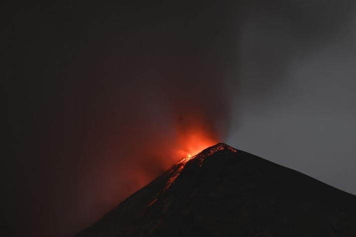 Cierran principal aeropuerto de Guatemala por erupción de volcán de Fuego